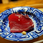 温石 - もち鰹。弾力が凄い。雑味なく味も深い。今年の〆に最高すぎる鰹を頂けた幸せよ！