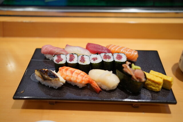 Shinjuku Sakae Zushi Hon Ten