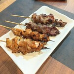 秘伝の味 つるや - 手前は、皮。奥にかしら