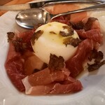 Italian Bar Alla Pesa - ブラータチーズ　生ハムとトリュフ添え（1,320円）　絶対食べるべき一品