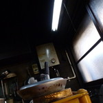 中華そば とん兵衛 - とん兵衛　厨房の入り口側、磨りガラスが木枠です