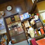 中華そば とん兵衛 - とん兵衛　正面奥側　テレビだけ現代風　戸の奥は自宅