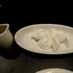 LUGALIS - モッツァレラは、蜂蜜をかけていただく