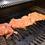 神戸焼肉 金虎 - 和牛ホルモン3種：焼く