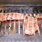 神戸焼肉 金虎 - 神戸牛 特選部位(リブロース)：焼く