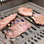 神戸焼肉 金虎 - 和牛 塩タン＆ハラミ：焼く