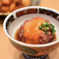 神戸焼肉 金虎 - 神戸牛 特上ユッケ：「那須御養卵」を崩して