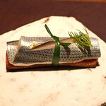 アカ - マリネしたコハダのボカディージョ