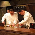 アカ - 薪焼きの天然鰤を盛り付け中