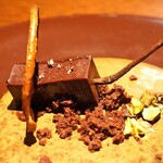 アカ - アマゾン・カカオの生チョコレートとリンゴチップ