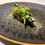 ラ・ヴァガボンド - 真名鰹～炭火焼きした真名鰹　金時草　クレソン