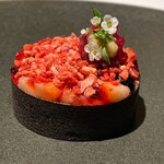 ラ・ヴァガボンド - 苺～フリーズドライした紅ほっぺのフレーク　ヘーゼルナッツのクランブル　ホワイトチョコのムース　ハイビスカスのジュレ　甘納豆