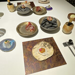 ラ・ヴァガボンド - 化石の上～雲丹と米粉チップス、カワハギと茄子、牛の生ハムと舞茸、鯖のタルト、パパイヤと白海老のコルネ、白子のロワイヤル、イカ墨を練りこんだベニエ(飛騨一本ネギ、京都のアオリイカ)他