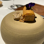 ラ・ヴァガボンド - トンカ豆で包んだフォアグラのテリーヌと洋梨　ピーカンナッツ　ビオラ