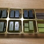 ななや - "「抹茶の濃さが違う7種類」と「ほうじ茶チョコレート」合計8種類の各4個ずつ"