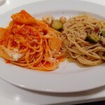 ボッソ - 豚バラ肉と大根のトマト煮込みソーススパゲッティ＆イカと小柱、芽キャベツのオリーブソーススパゲティのハーフ＆ハーフ(大盛) ♪