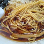 太尊 - 低加水の黄色い細麺