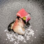 La Brianza - ホッキ貝カルパッチョホッキ貝出汁と赤茄子のピュレ紅芯大根淡雪の塩。ブリアンツァでホッキ貝いただくまで食べていたホッキ貝って別物だったんじゃないかという美味しさだし他で食べられなくなっちゃうの～(^^)