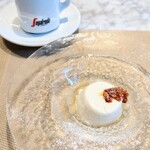 La Brianza - パンナコッタレモンとセージのグラニテとブランデー漬けドライフルーツ添えて。ブリアンツァのパンナコッタ大好き♡(๑´ڡ`๑)いろいろなアレンジもいつも美味しい☆コーヒーと合うのよね〜