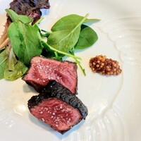 La Brianza - 鹿肉ロース炭火焼きタスマニア産粒マスタード。いつもはいただけない鹿肉がある日に伺えた幸せ☆ 火入れ素晴らしい炭火焼きされた鹿肉はやさしい味わいしっとりジューシー合わせて焼き目の香ばしさ♡(๑´ڡ`๑)