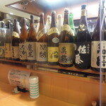 秋葉原旨い魚と焼酎.地酒 美味研鑽 TETSU - いい酒が並ぶカウンター
