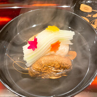 日本料理 直 - 蟹真丈　白菜を川に見立てて　紅葉が川の上に