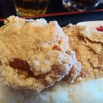 ゴクチープラス - 煮込みチキンたっぷり濃厚デミカレー980円のから揚げ