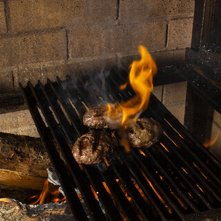 Authentic aged Hamburg made from 100% beef, grilled over charcoal and wood.