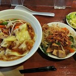 かおたんラーメンえんとつ屋 - ワンタンスープセット（￥１０３０）、ワンタンスープ、ボイル野菜、御新香、ライス