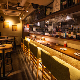 The stylish counter seats are safe even for solo travelers!