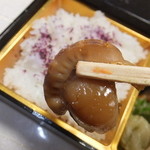 Shinshintei - 日替わり弁当　やまぼうし　１２６０円のおかず　帆立の煮物　【　２０１２年１２月　】