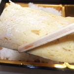 Shinshintei - 日替わり弁当　やまぼうし　１２６０円のおかず　厚焼き玉子　【　２０１２年１２月　】