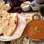 靭公園ムガル - コースその5：ゴマのナンとカレー。ついにカレーが！