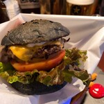 REST INN COOL - 黒毛和牛チーズバーガー 1250円
ビーフパティ・レタス・トマト・オニオン・チーズ・オーロラ
（フレンチフライ付き）