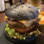 REST INN COOL - 黒毛和牛チーズバーガー 1250円
                      ビーフパティ・レタス・トマト・オニオン・チーズ・オーロラ
                      （フレンチフライ付き）