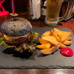 REST INN COOL - 黒毛和牛チーズバーガー 1250円
ビーフパティ・レタス・トマト・オニオン・チーズ・オーロラ
（フレンチフライ付き）