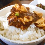 中華 萬福食堂 - 四川麻婆豆腐をご飯にかけて