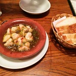 スペイン料理エスパーニャ - チキンのガーリックソース焼きとガーリックトースト