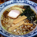 八千穂 - ラーメンには、チャーシュー、メンマ、ワカメ、刻みねぎがトッピング。