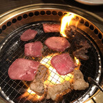 Yakiniku Ichiba Umauma - タン塩とホンモン塩、和牛特選切落塩