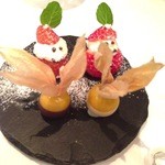 クッチーナ イタリアーナ ガッルーラ - 2012.12 シェフから・・・　食用のほおづきを、チョコでコーティングした物♪