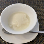 中国四川料理 道 - デザートの杏仁豆腐　
甘い！
この甘さがシビレる舌を癒します。