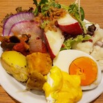 Tsuchi 農園野菜とチーズ料理 - ビュッフェのサラダ
