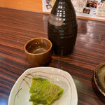 Hokkori Izakaya Suzuya - 高菜とストーブで温めた熱燗