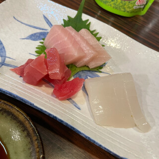 ほっこり居酒屋 鈴や - 料理写真:お刺身　長井でカジキマグロの刺身が食べられるとは思わなかった。