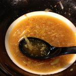 油そば専門店 春日亭 - 〆に暖かい割湯をもらってスープをいただきます