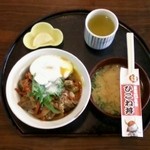 四季菜 - ひこトロ丼。汁がジャブジャブで、下のほうは汁に浸かっちゃっている。