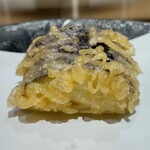 天麩羅とお蕎麦　三輪 - 茄子の天ぷら箸で切れる柔らかさ