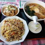 いずみ - 日替わりランチ半チャーハン+ラーメン850円に煮込み430円(左上)追加