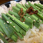 博多ラーメン 亀八 - ニラと鷹の爪